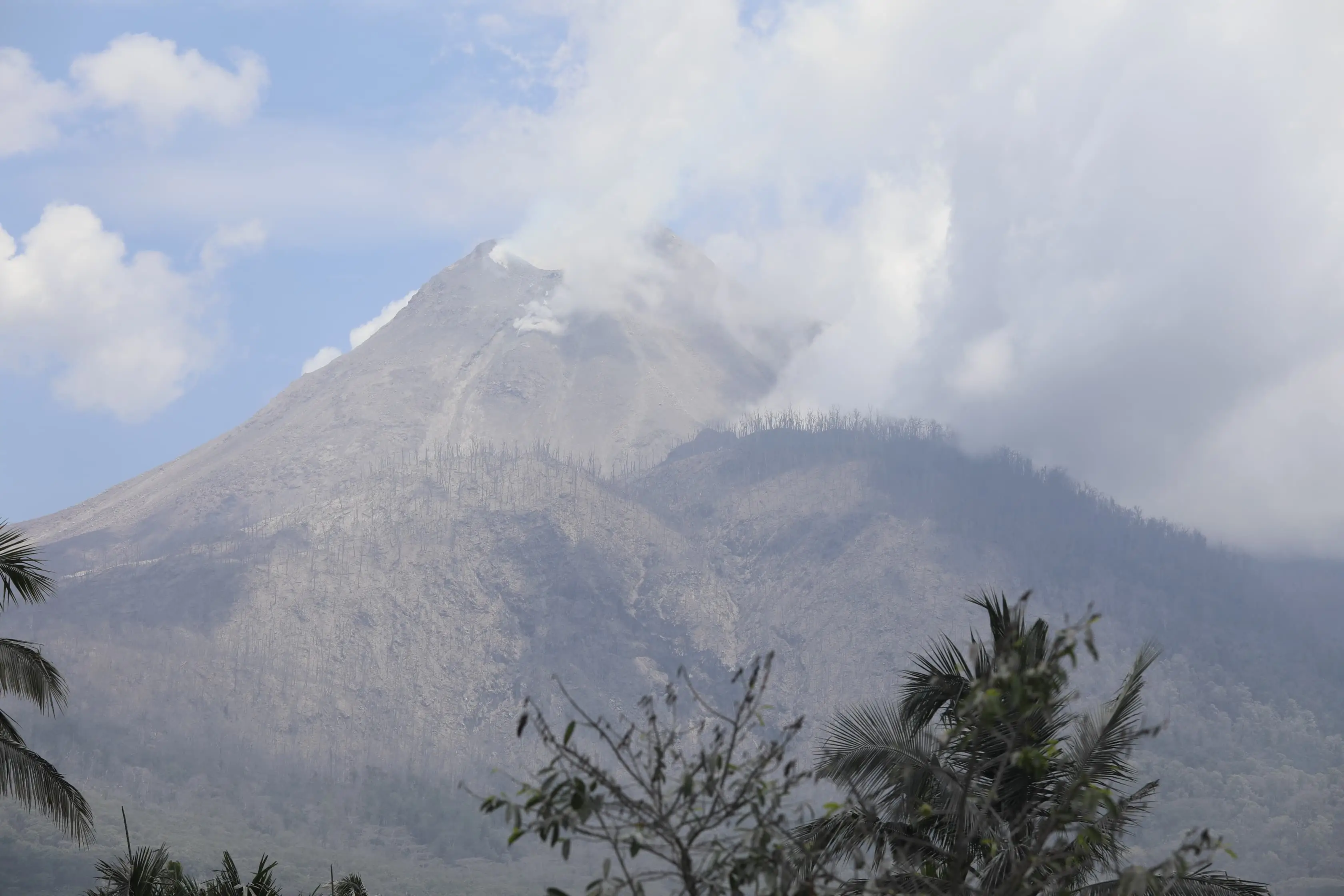 Kondisi visual Gunung Lewotobi Laki-Laki yang diambil dari Pos Pengamatan Gunungapi Lewotobi Laki-Laki di Kabupaten Flores Timur, Nusa Tenggara Timur pada Rabu (6/11) sekitar pukul 12.00 WITA.